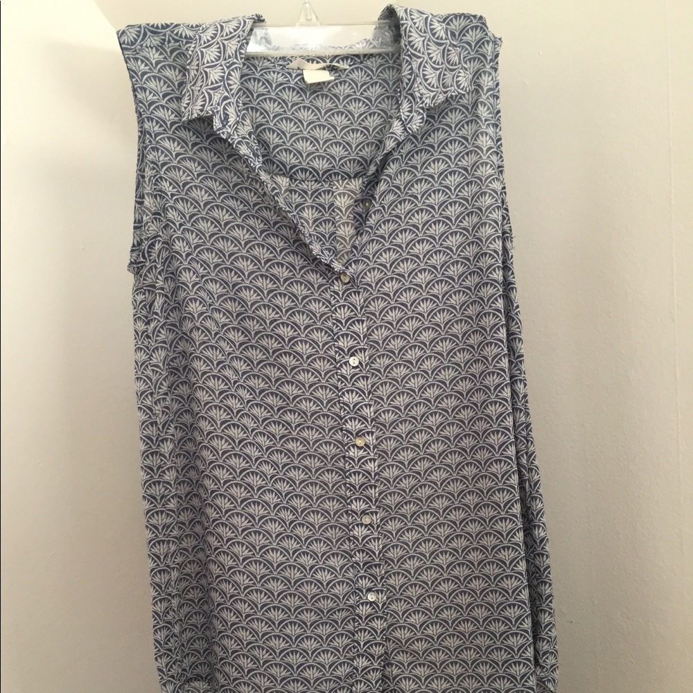 H&M sleeveless button down blue/white pattern